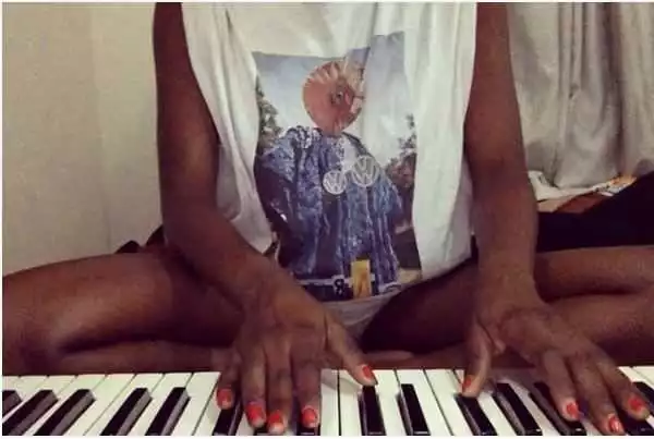 Singer Simi Was Actually Not Playing Piano In Her Undies But White Bum Shorts [Photos]